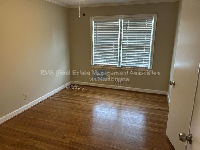 Building Photo - 411 Dora St