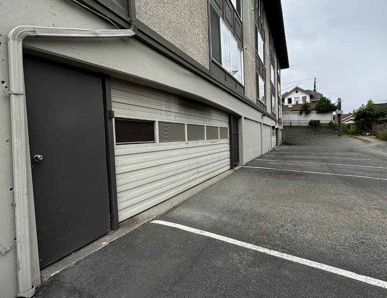 Closed Garage Parking - Courtyard North Apartments