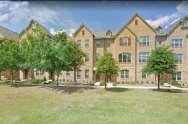Building Photo - 517 W Royal Ln