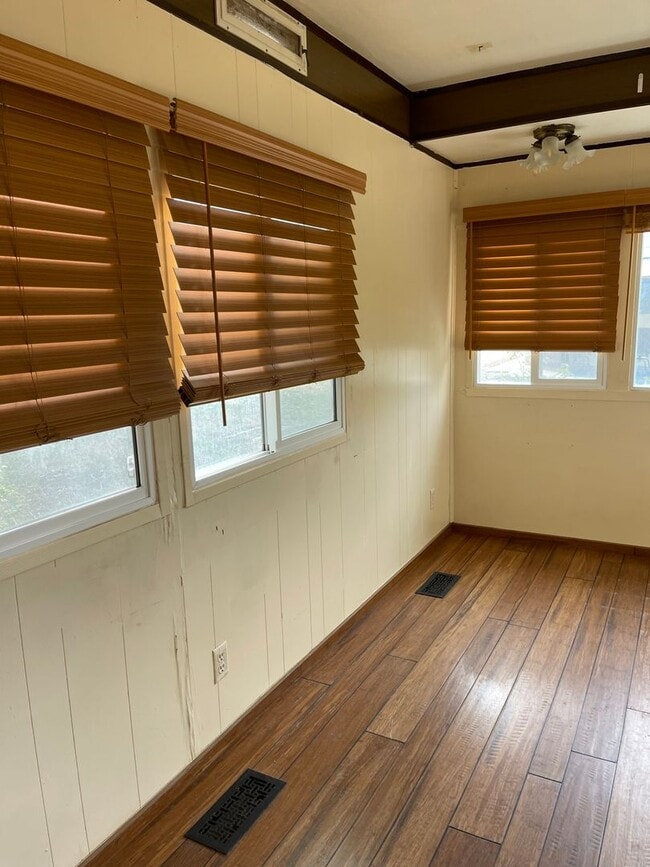 Building Photo - 1 Bedroom