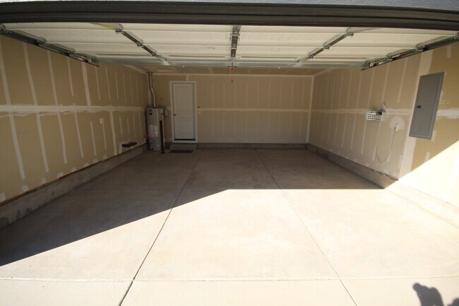 Building Photo - Like New SE Bend House, All Appliances, Do...