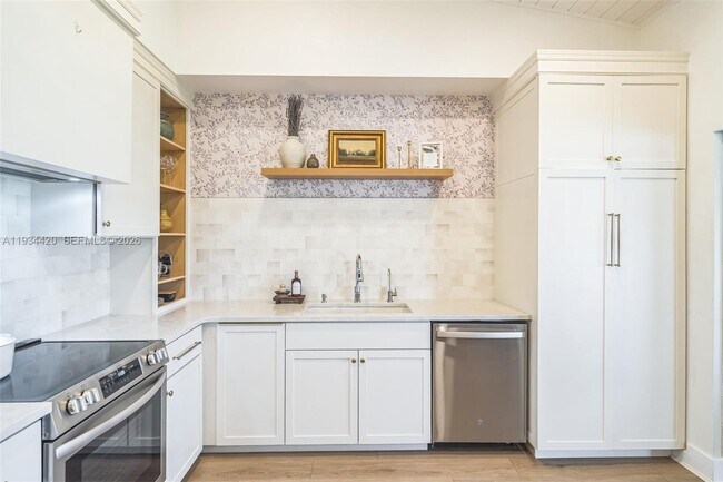 Building Photo - 3207 S Lakeview Cir