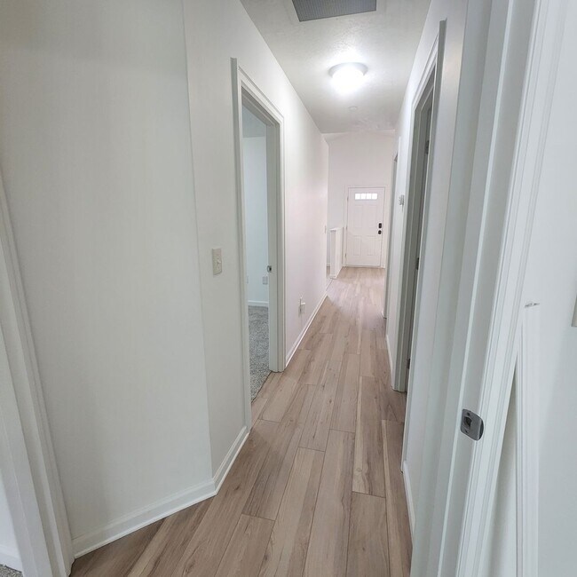 Building Photo - 3 Bedroom House Available in Quiet Astoria...