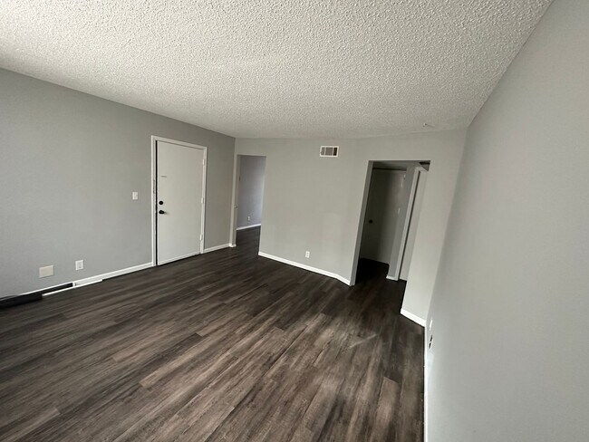 Building Photo - 2 bedoom 1 bath