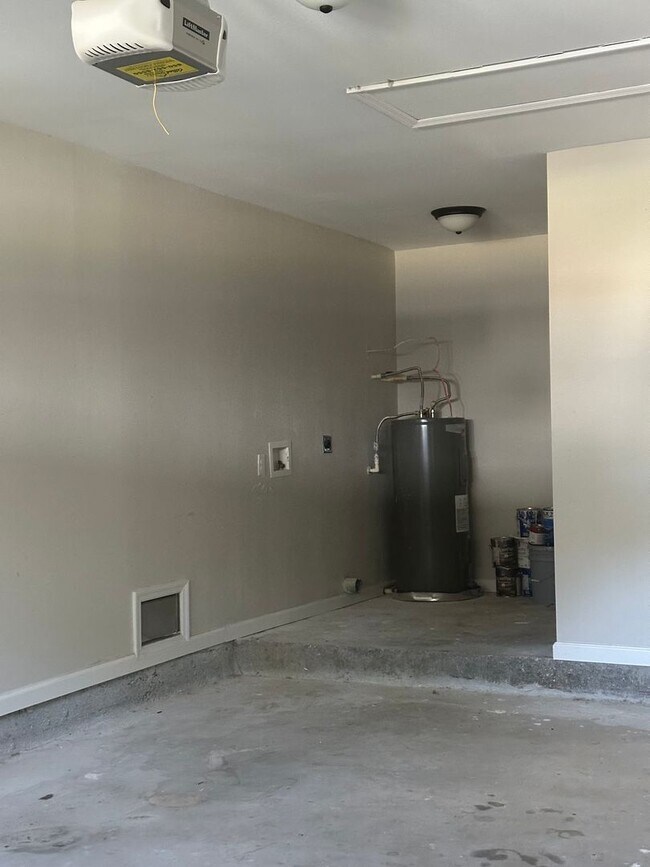 Building Photo - 3 Bedroom with extra Office Space AVAILABL...