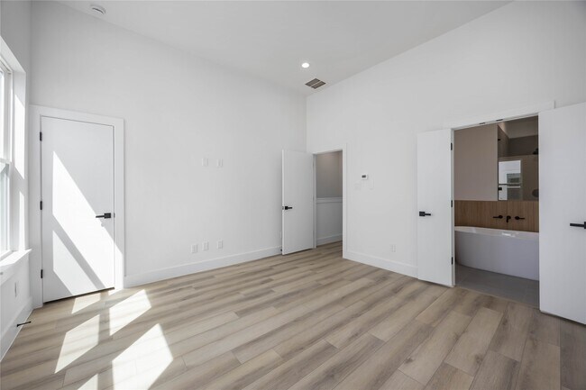 Building Photo - 6735 Peerless St