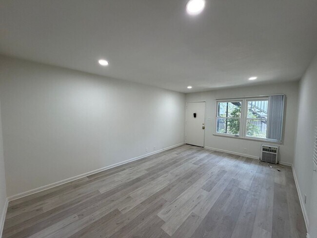 Building Photo - 1375 S Sierra Bonita Ave