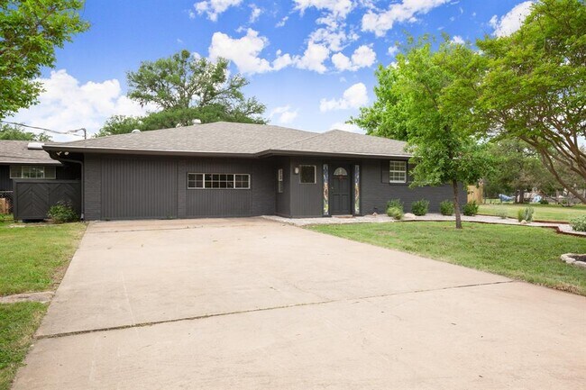 Building Photo - 10100 Rocking Horse Rd