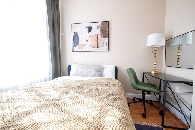 Building Photo - 245 W 113th St