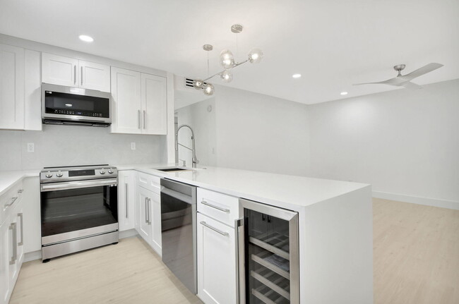Building Photo - 969 Normandy U