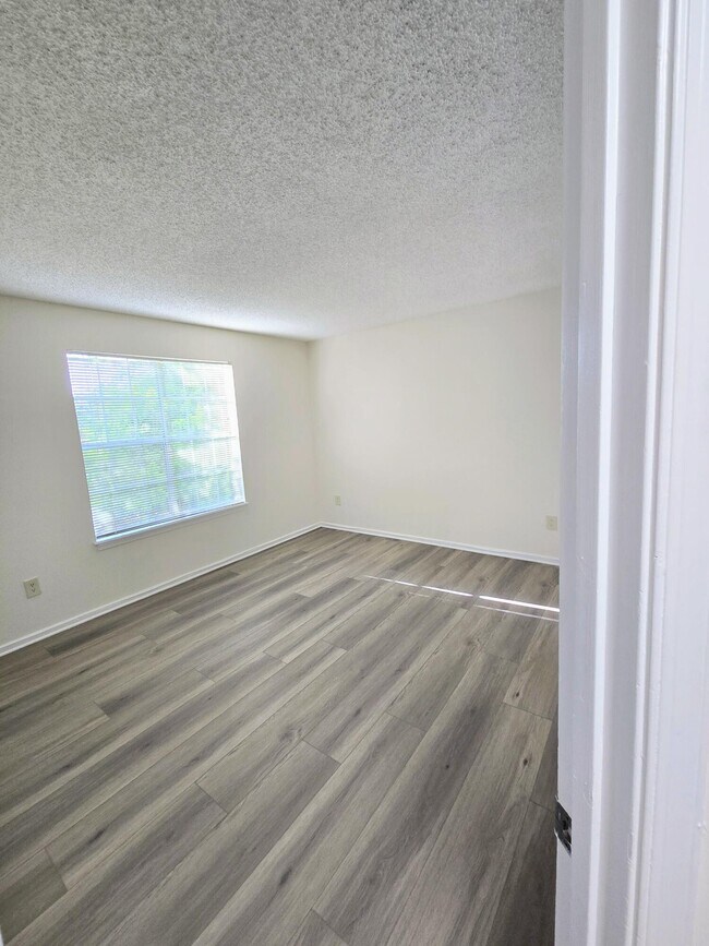 Building Photo - 1125 Crystal Way