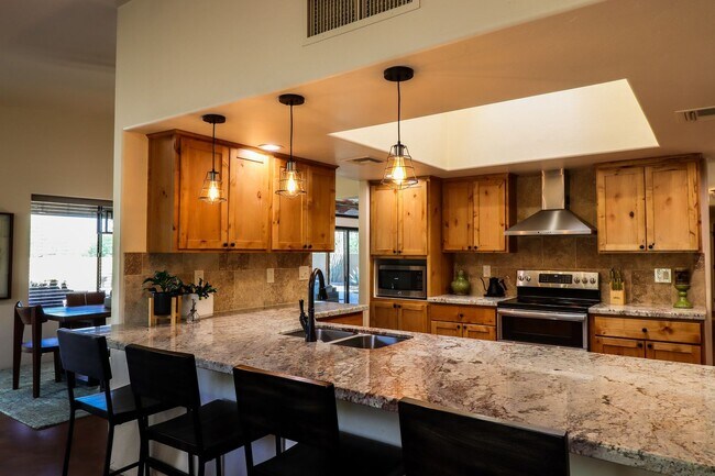 Building Photo - Contemporary Desert Beauty with Pool