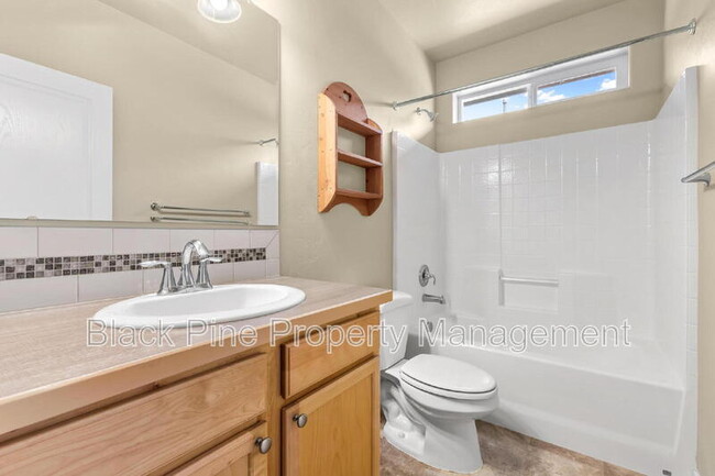 Building Photo - 1510 W Cactus St