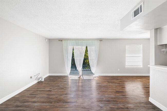 Building Photo - 8233 Kingsbrook Rd