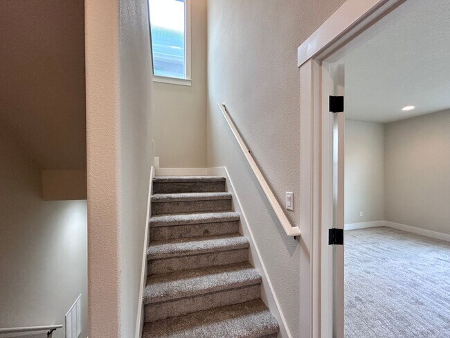 Building Photo - Incredibly Large 4 Bed 2.5 Bath Charmer!
