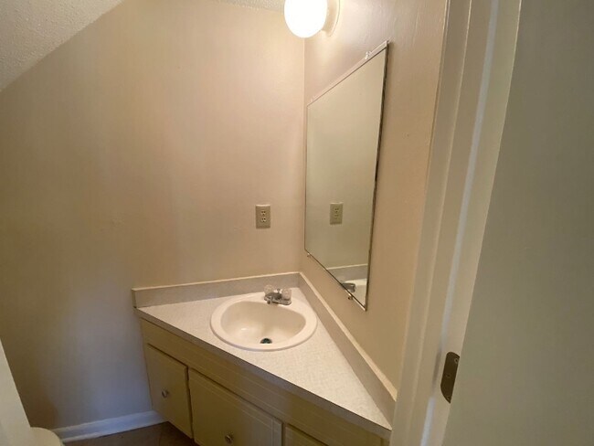 Building Photo - 449 Hickory Hill Dr