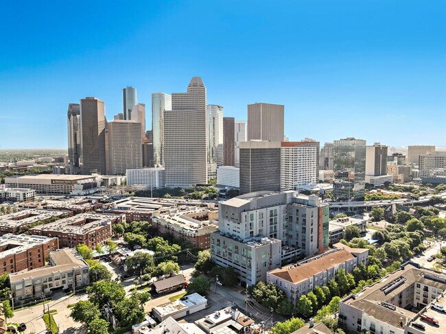 Building Photo - 2000 Bagby St