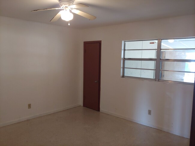 Building Photo - 2/1 Duplex Conveniently Located Just Off W...