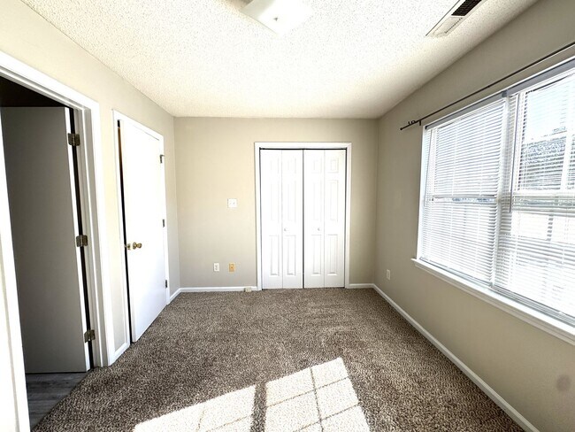 Building Photo - Townhome Minutes to Camp Lejeune