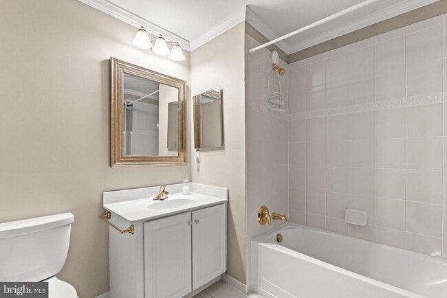 Building Photo - 2022 Crescent Wy