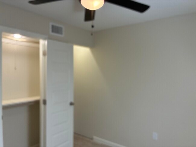 Building Photo - 705 Bustamante St