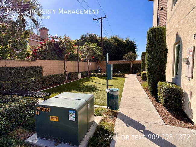 Building Photo - 10859 Skyline Dr