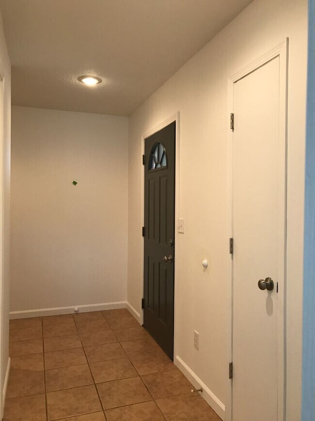 Building Photo - Wonderful 3 Bedroom 2 Bath Ranch