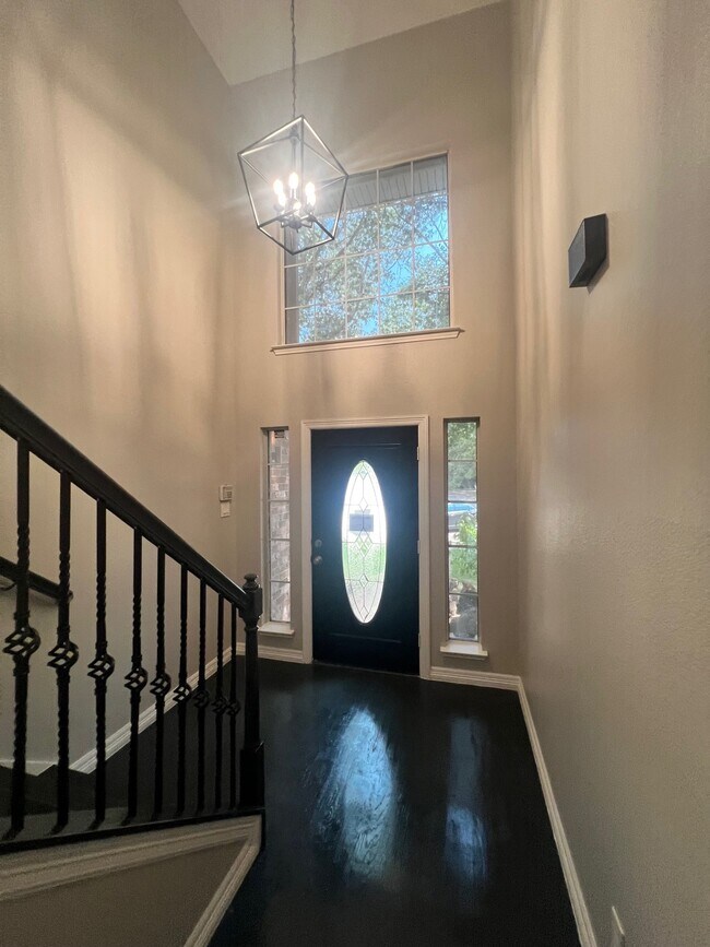 Building Photo - 2213 Ridgewood Dr