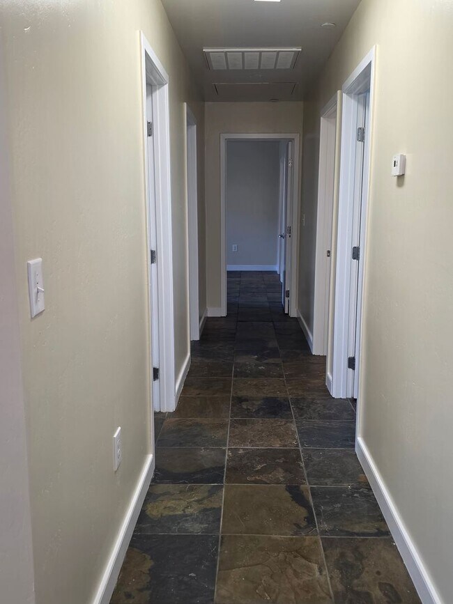 Building Photo - 315 Warren Ave