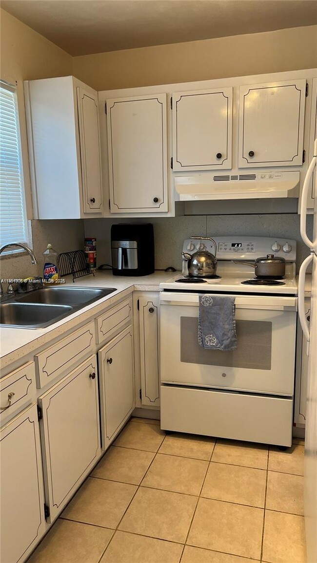 Building Photo - 941 Crystal Lake Dr