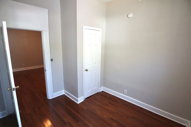 Building Photo - 2 Bed 1 Bath Apartment Located in the Heart of downtown Charleston & Close to the College of Char...