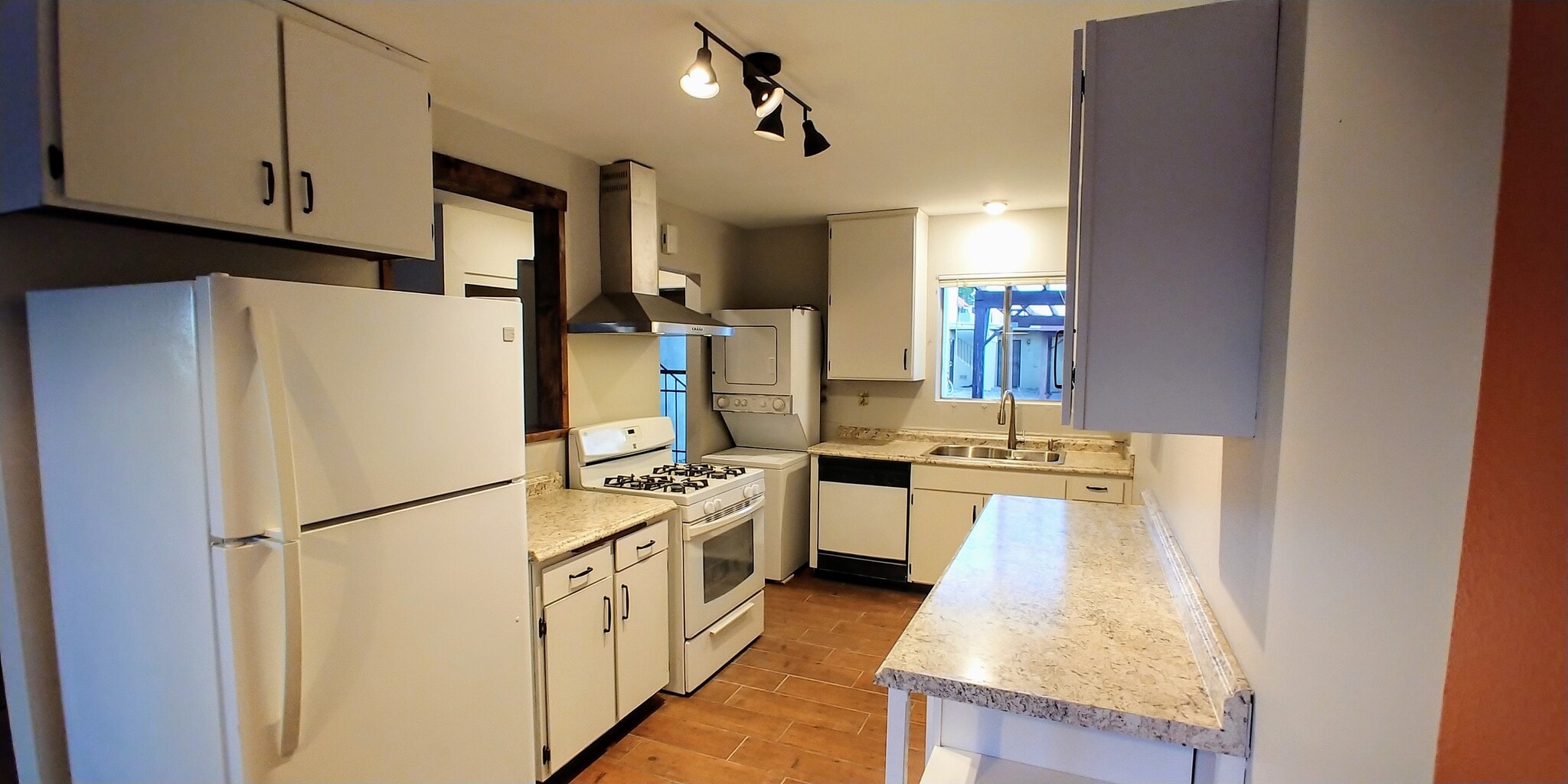Bright modern kitchen - 4423 Plaza Vista