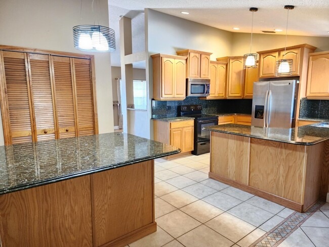 Building Photo - 2153 Royal Poinciana Blvd