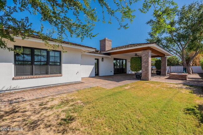Building Photo - 6433 E Calle Camelia