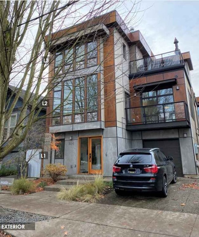 Building Photo - Modern Design 2 Bed/ 2.5 bath 3 Level Cond...