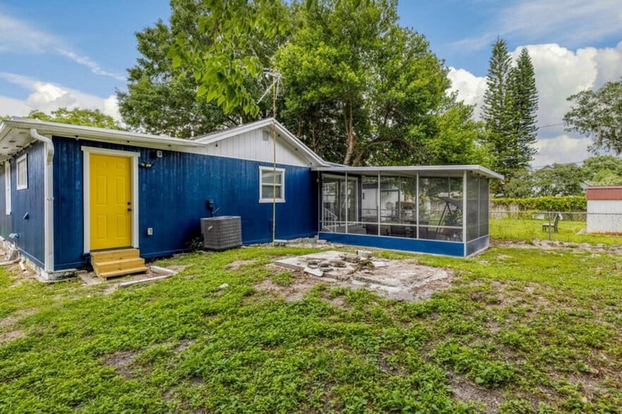 Building Photo - 1629 N Goldenrod Rd