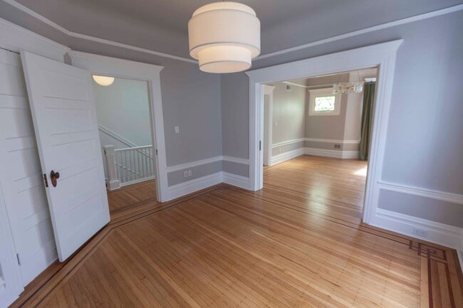 Building Photo - Beautifully Remodeled 3BR 2BA Top Floor Condo in Presidio Heights