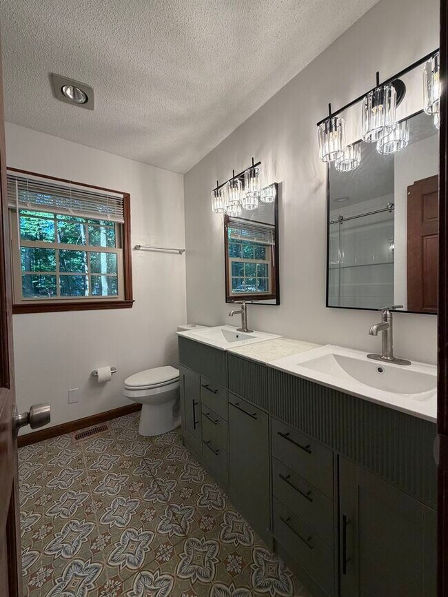 Building Photo - 144 Fern Forest Dr