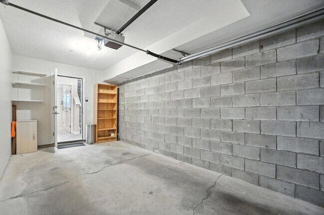 Building Photo - 121 E Noble St