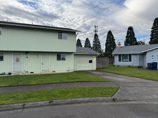 Building Photo - Updated 2 bedroom 1 1/2 bath duplex in Springfield!