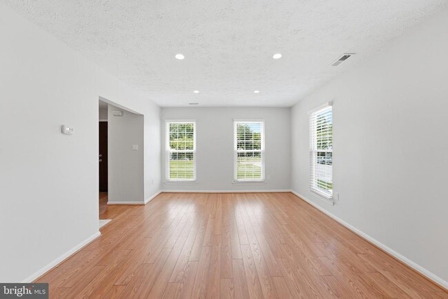 Building Photo - 2401 W Rosecroft Village Cir