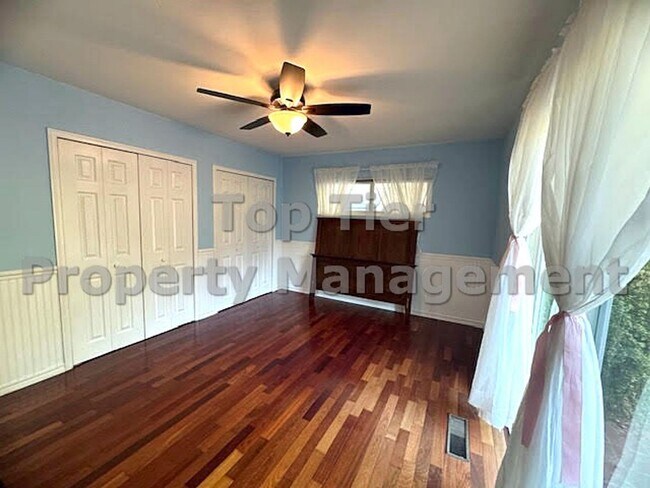 Building Photo - 3 Bed/ 2 Bath Spacious Family Home with Su...