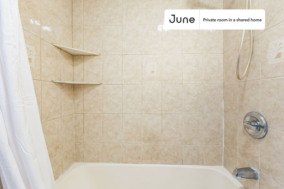 Building Photo - Room in Shared 5 bed/1 bath home