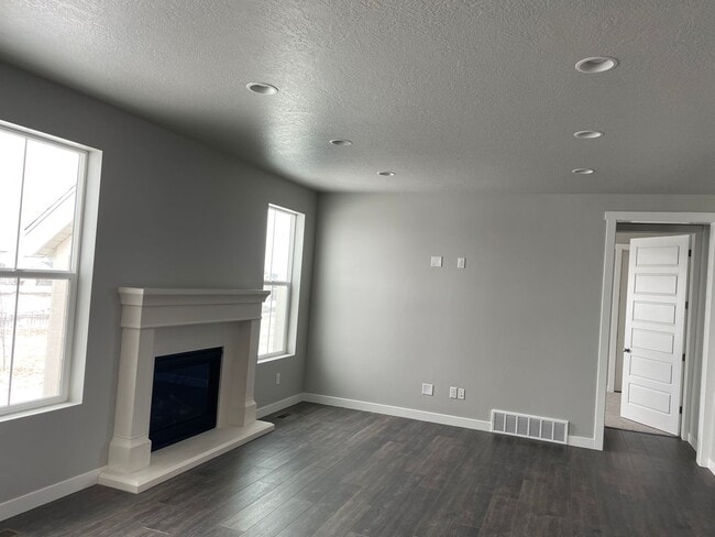 Building Photo - Beautiful house waiting JUST FOR YOU!!!!