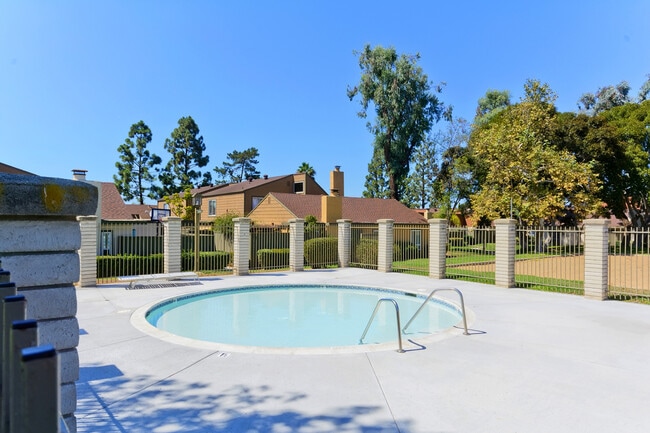 Building Photo - 3 Bedroom, 2 Bath 1374sf Detached condo in Mesa Village 92126.