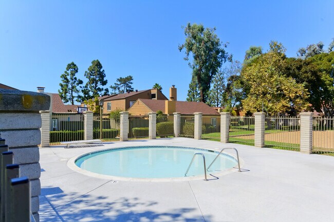 Building Photo - 3 Bedroom, 2 Bath 1374sf Detached condo in...