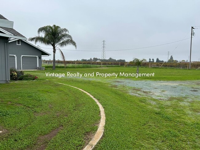 Building Photo - Available Soon!! Extra Big 5 Bedroom Country Home That You Have To See!!!