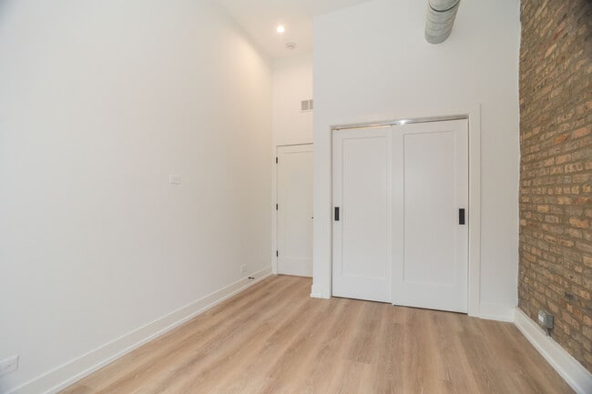 Building Photo - 2256 N Sawyer Ave