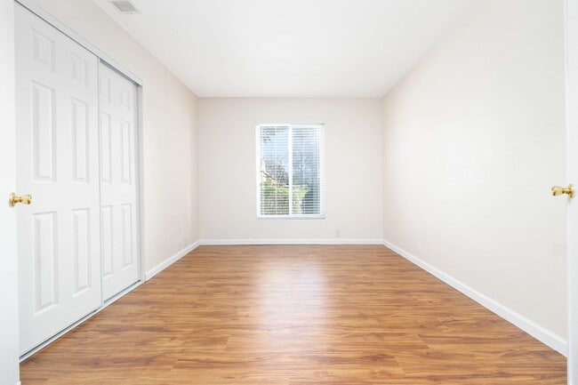 Building Photo - Spacious 4 Bedroom Townhouse in the Heart of Mira Mesa!