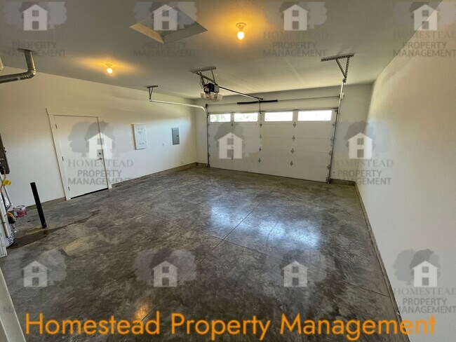 Building Photo - A HOME FOR THOSE WITH DISCERNING TASTE!